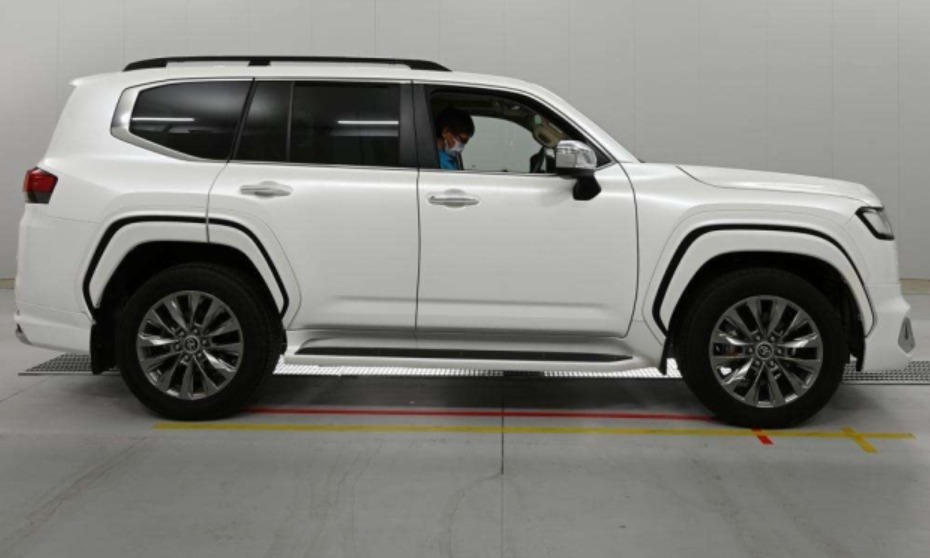 2023 Toyota Land Cruiser Wagon  ZX 4WD — photo 5
