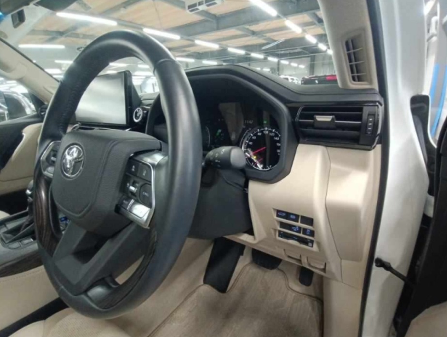 2023 Toyota Land Cruiser Wagon  ZX 4WD — photo 9