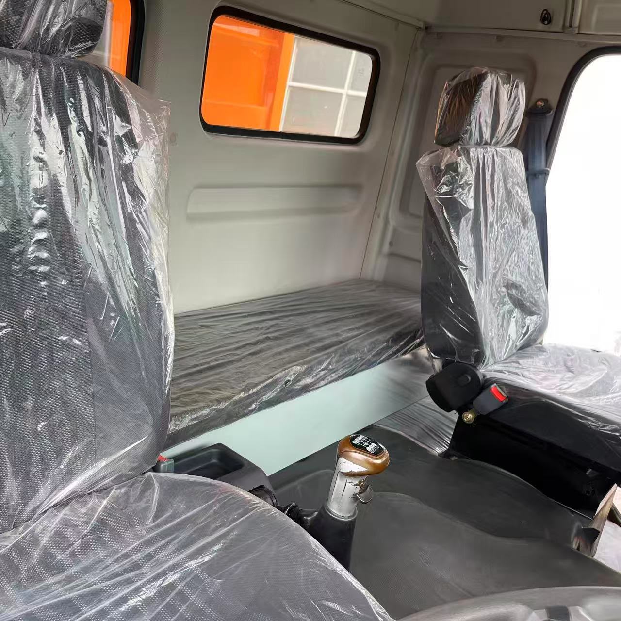 2021 SHACMAN Van — photo 3