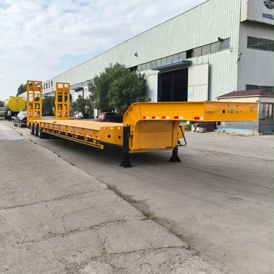 2023 howo 6x4 tractor Iowbed 3  Axles — photo 3