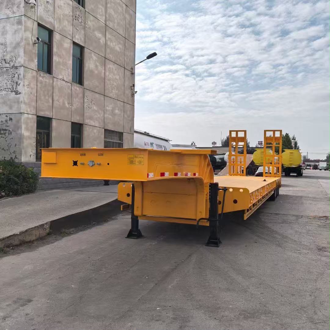 2023 howo 6x4 tractor Iowbed 3  Axles — photo 4