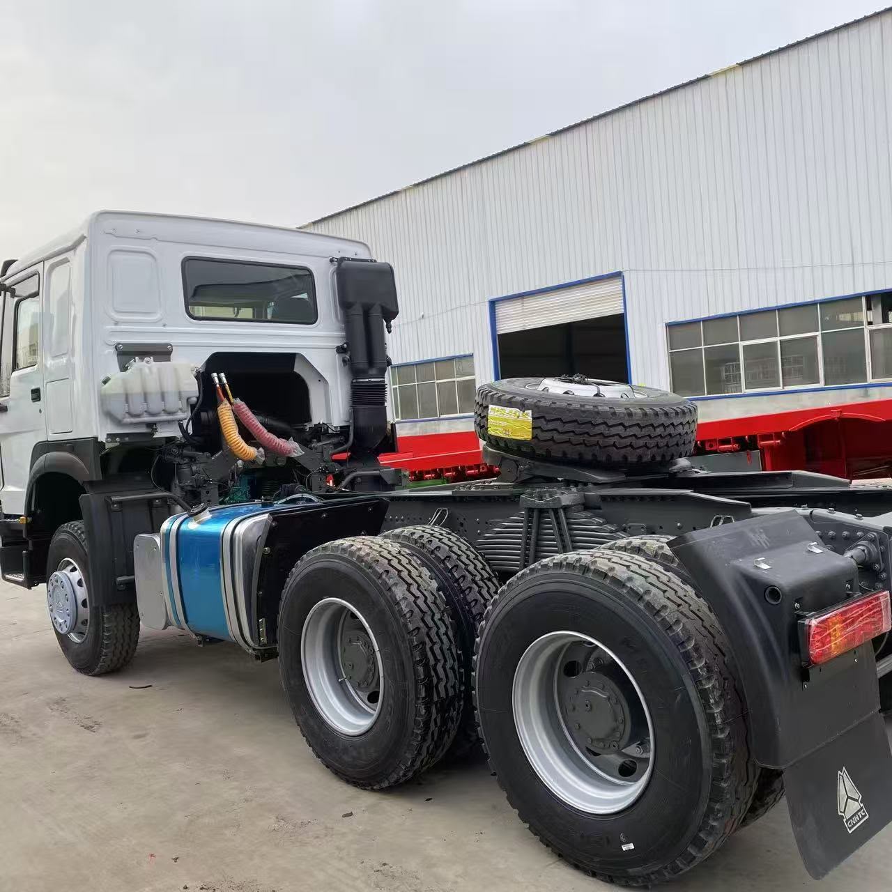 2023 howo 6x4 tractor Iowbed 3  Axles — photo 5