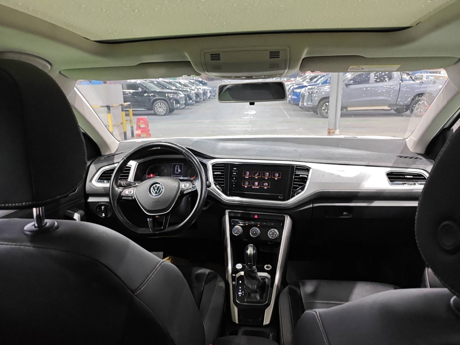 2023 Volkswagen T-ROC — photo 2