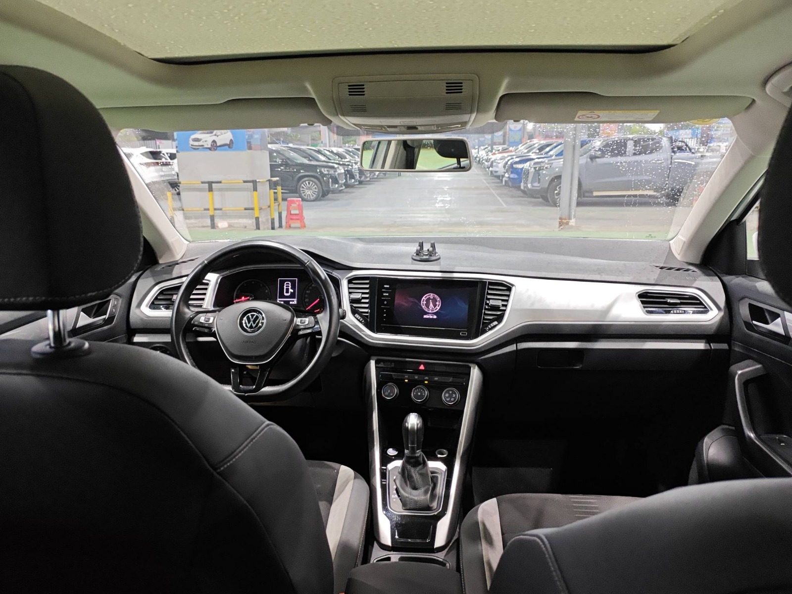 2023 Volkswagen T-ROC — photo 2