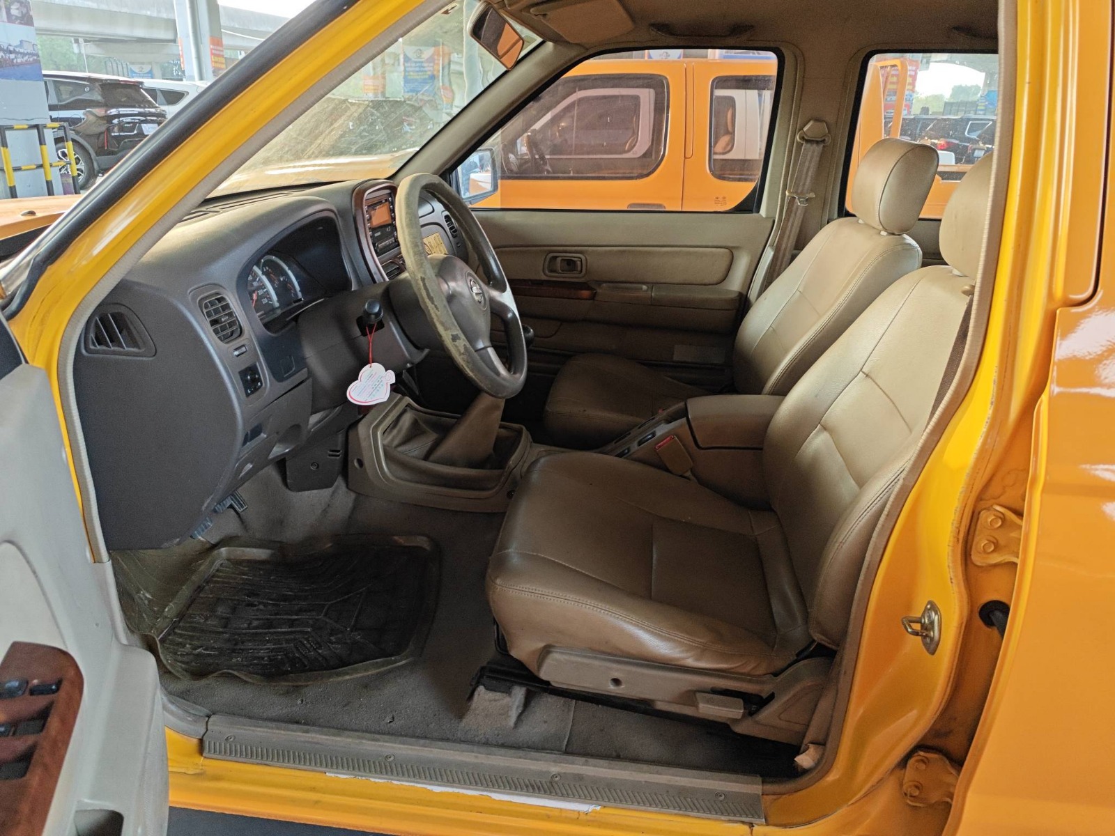 2013 Nissan D22 — photo 2