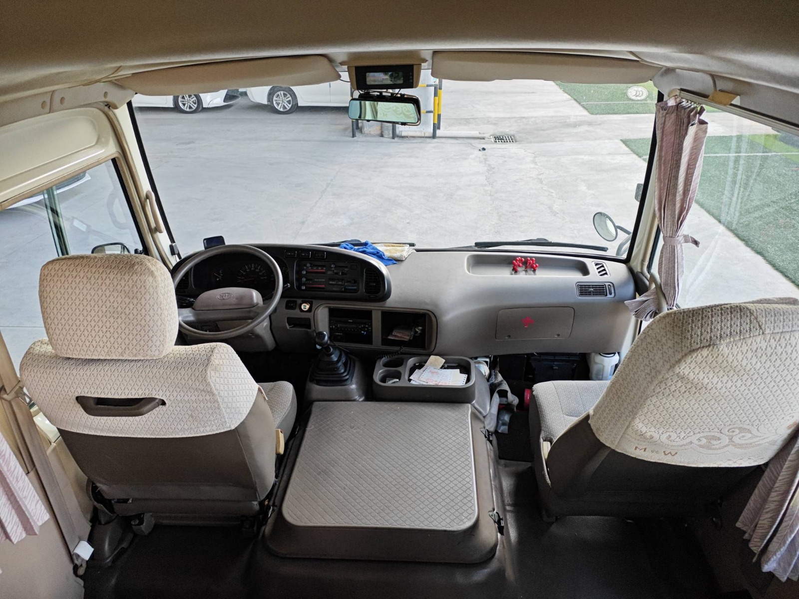 2004 Toyota Coaster Minibus — photo 4