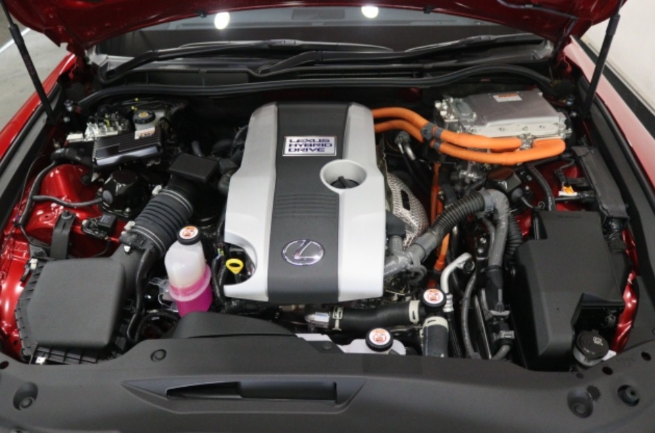 2025 Lexus IS 300h — photo 7