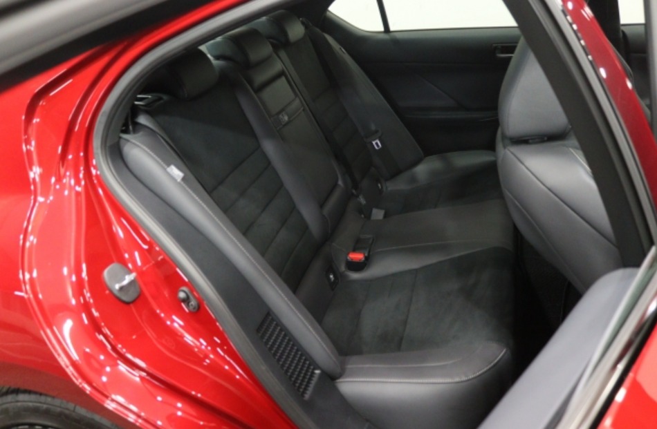 2025 Lexus IS 300h — photo 10