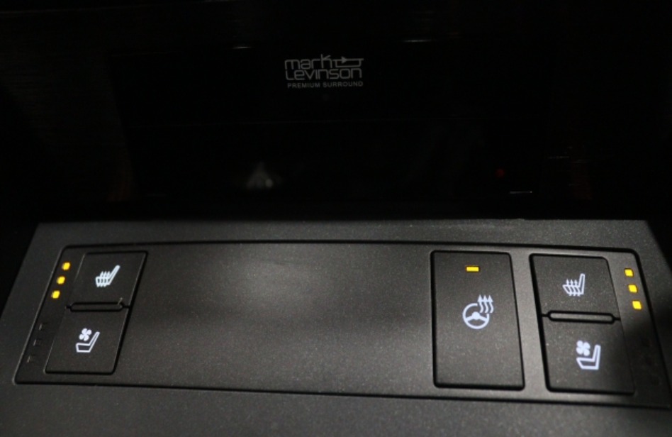 2025 Lexus IS 300h — photo 11