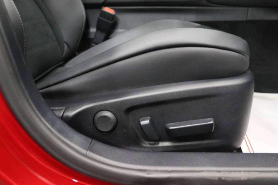 2025 Lexus IS 300h — photo 13