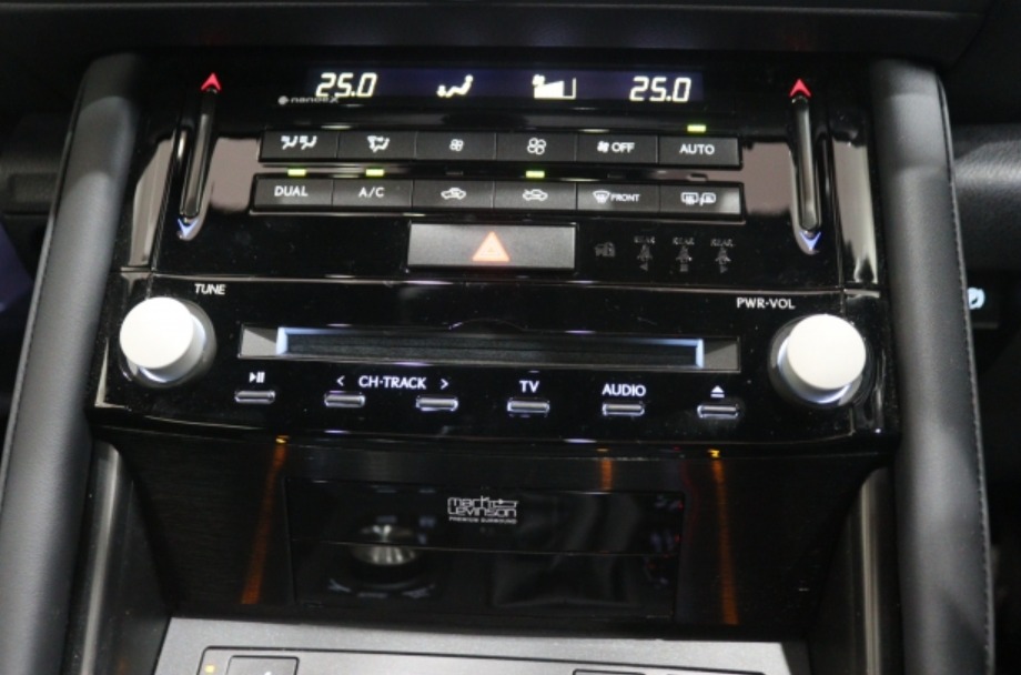2025 Lexus IS 300h — photo 15
