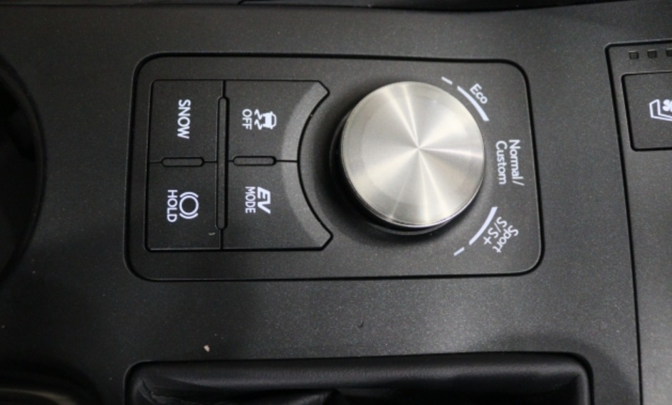 2025 Lexus IS 300h — photo 16