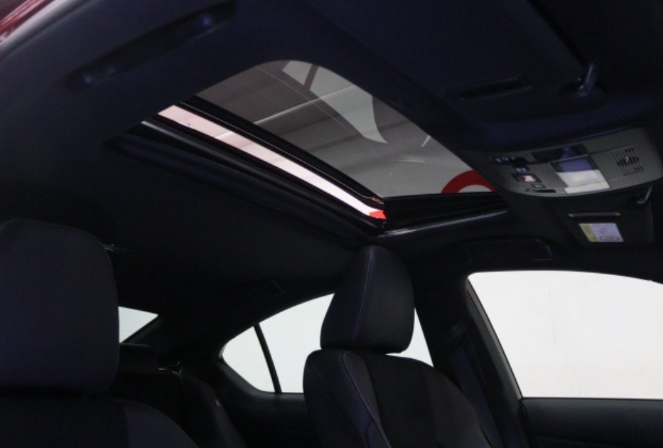 2025 Lexus IS 300h — photo 19