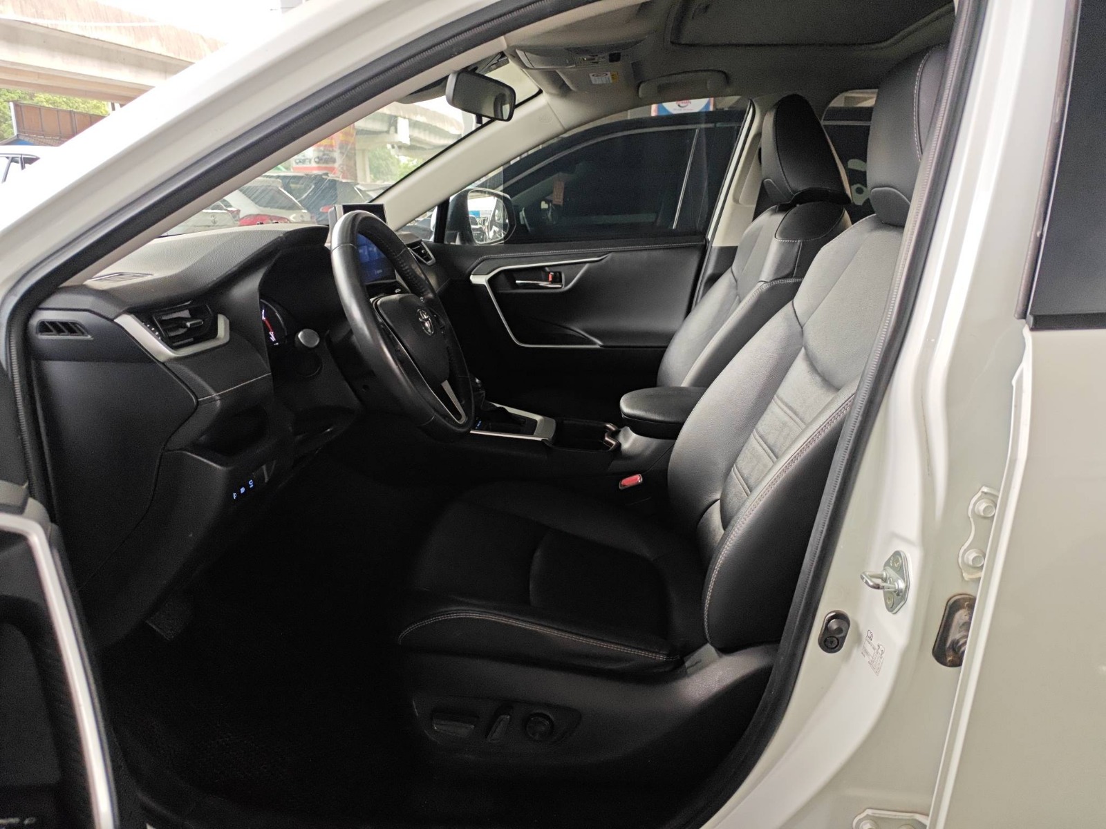 2023 Toyota RAV4 — photo 2