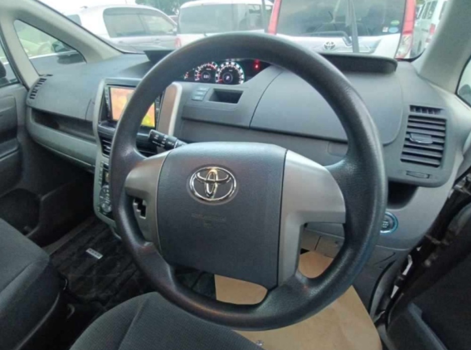 2008 TOYOTA Noah — photo 2