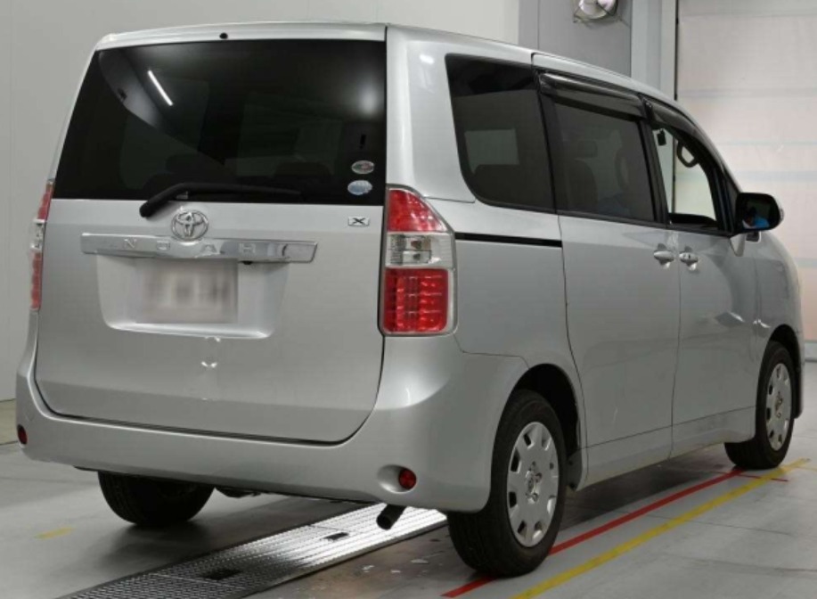 2008 TOYOTA Noah — photo 11