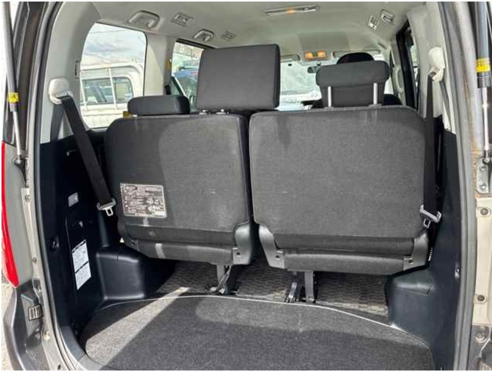 2010 Toyota Noah — photo 2