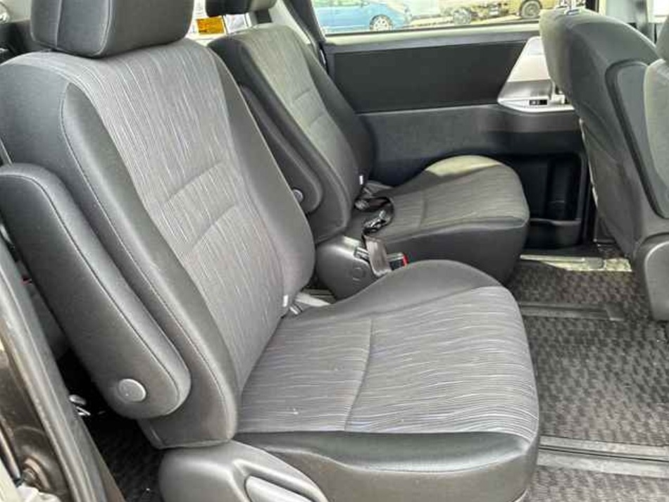 2010 Toyota Noah — photo 3
