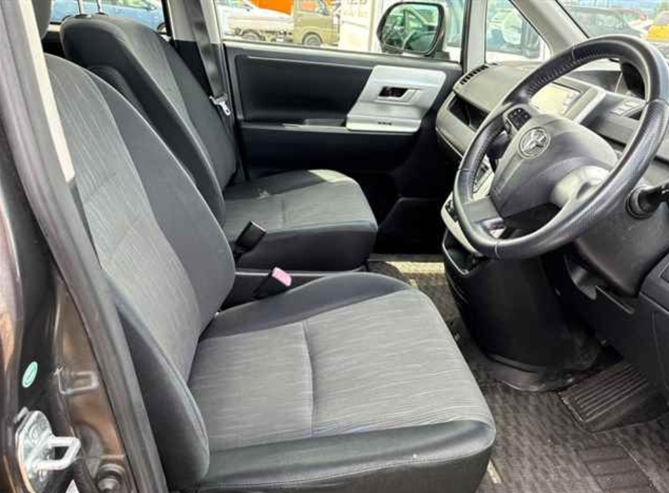 2010 Toyota Noah — photo 4