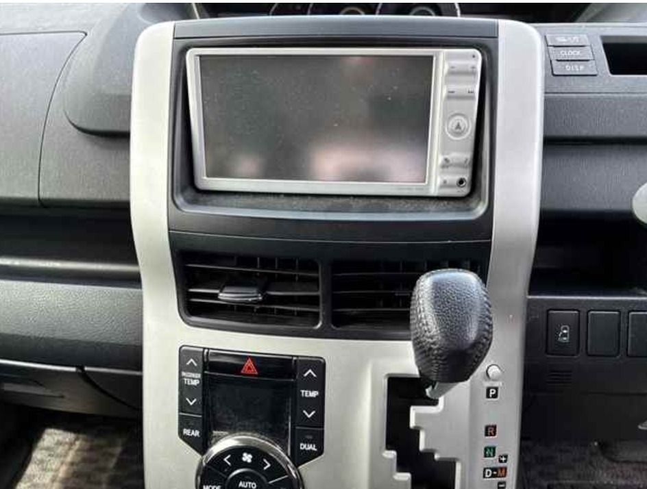 2010 Toyota Noah — photo 5