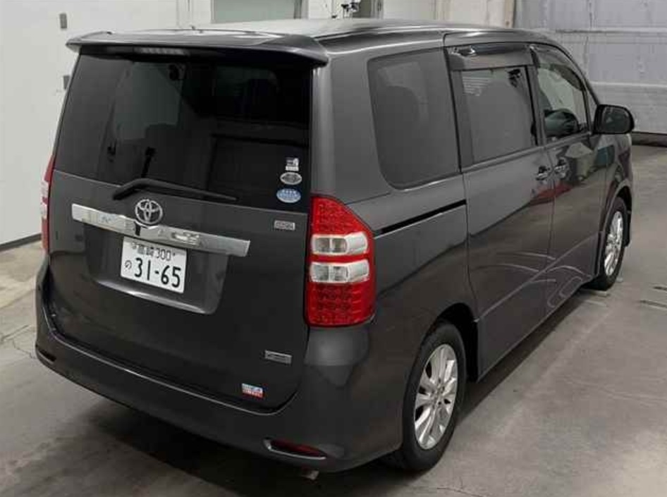 2010 Toyota Noah — photo 6