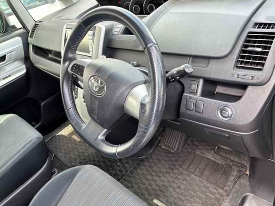 2010 Toyota Noah — photo 8