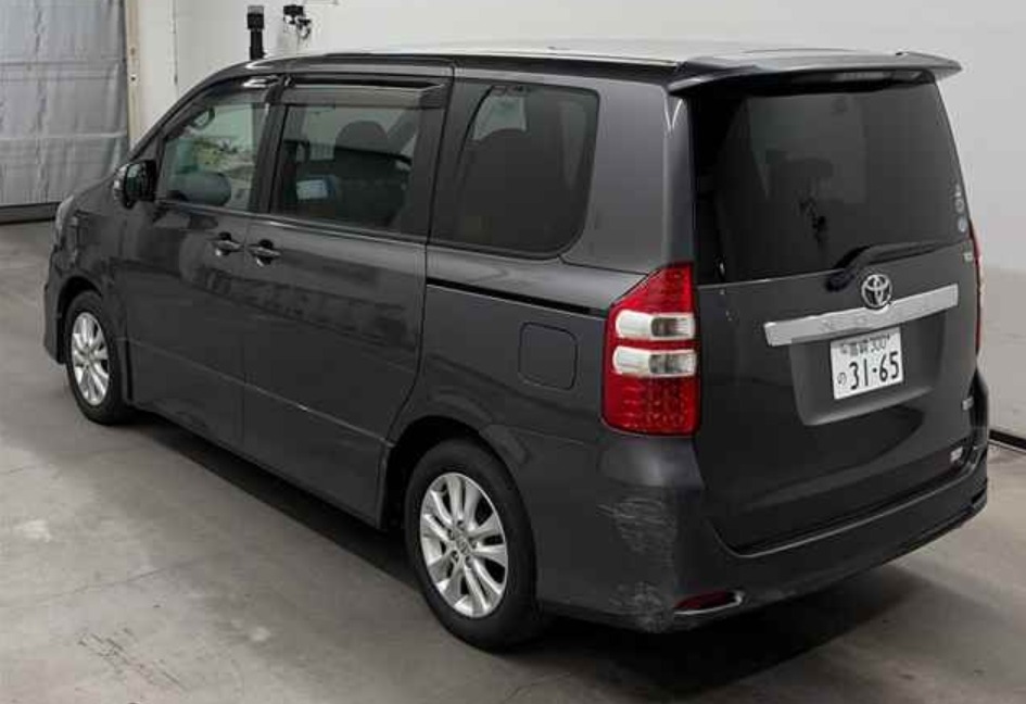 2010 Toyota Noah — photo 10