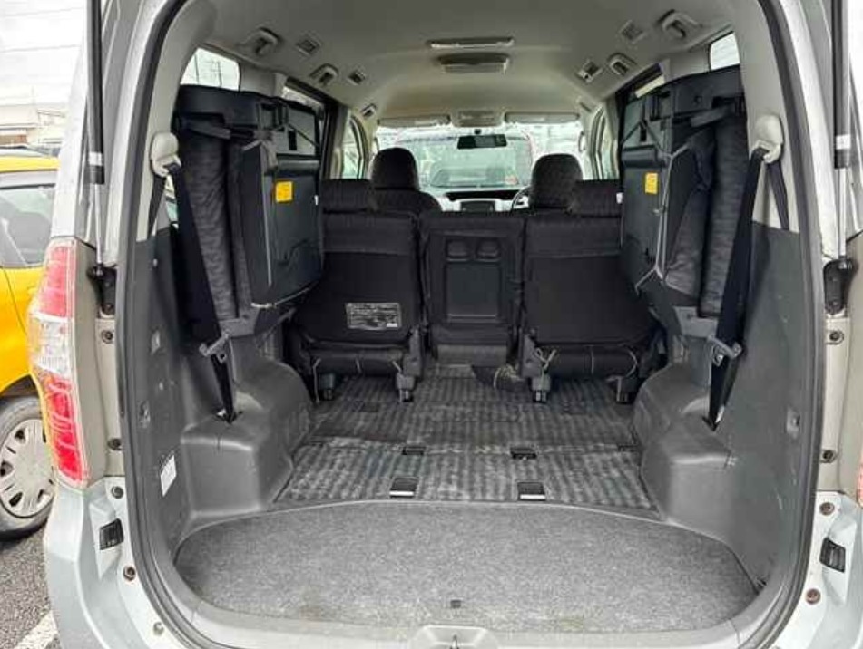 2009 Toyota Noah — photo 3