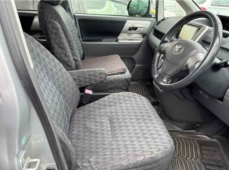 2009 Toyota Noah — photo 5