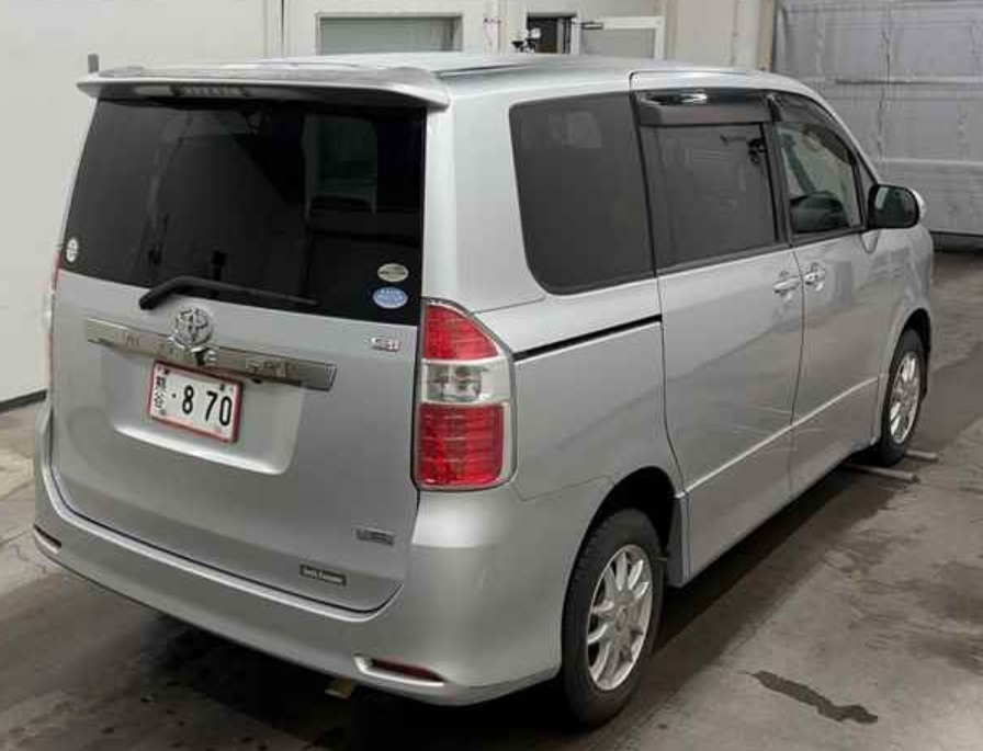 2009 Toyota Noah — photo 7