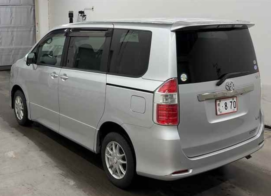 2009 Toyota Noah — photo 11