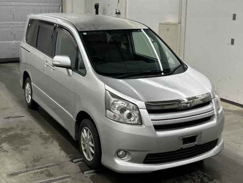 2009 Toyota Noah — photo 12