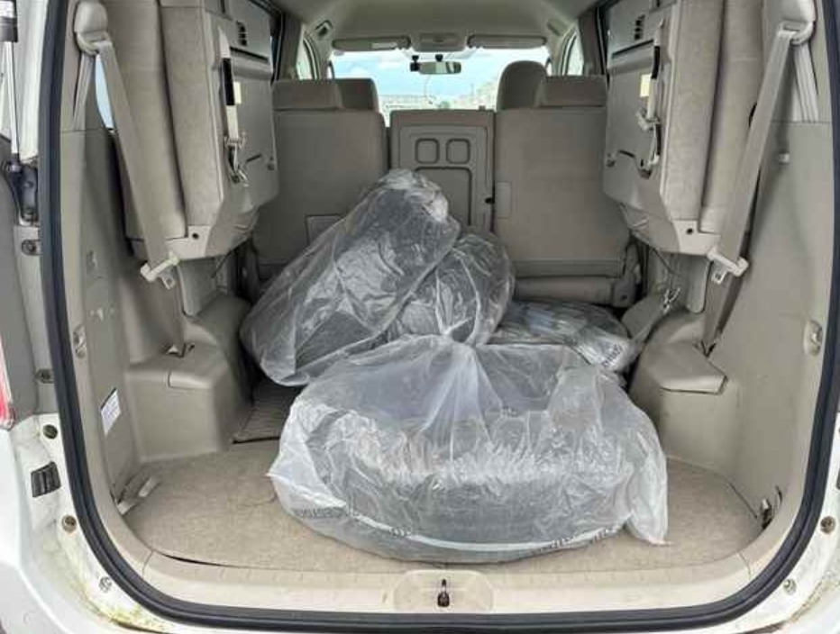 2009 Toyota Noah — photo 2