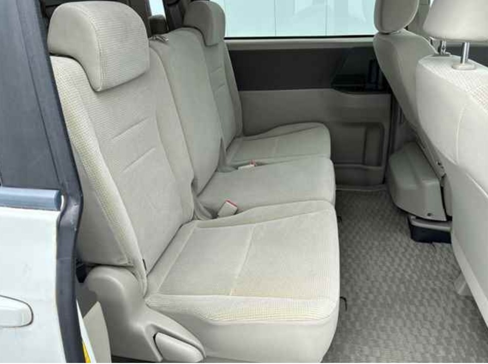 2009 Toyota Noah — photo 3