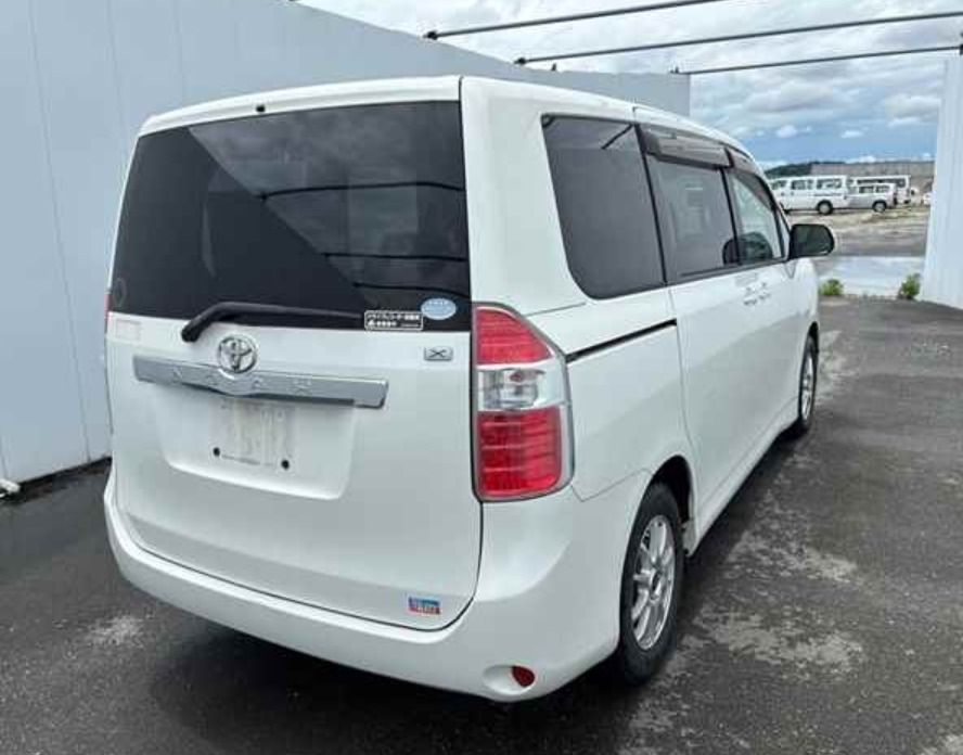 2009 Toyota Noah — photo 6