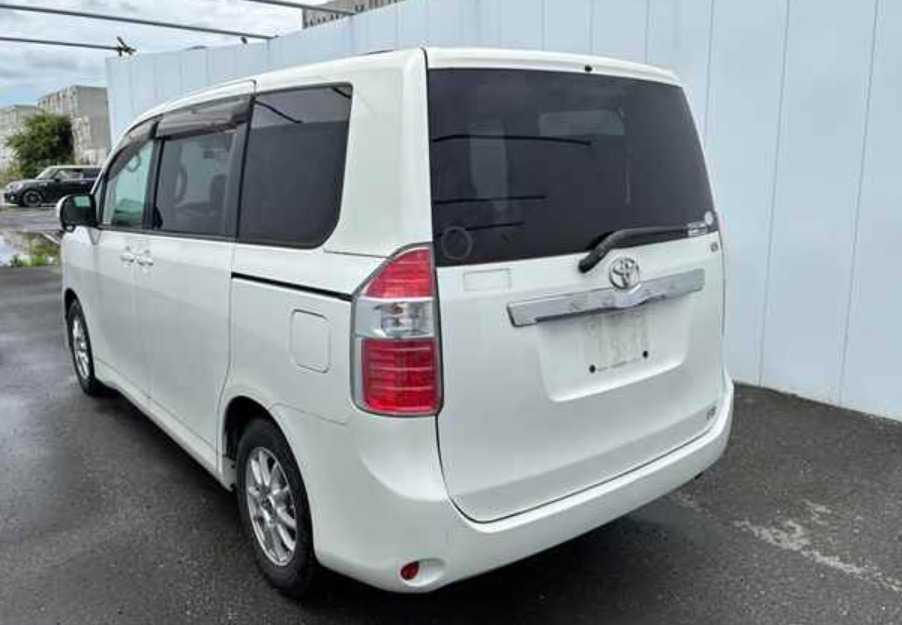 2009 Toyota Noah — photo 10