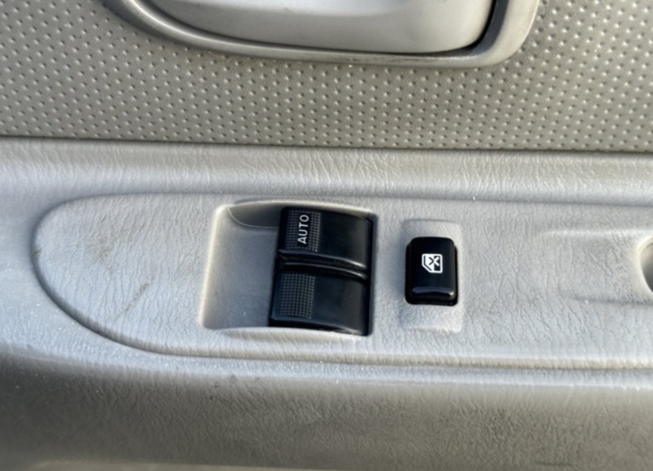 2010 MAZDA Titan — photo 2