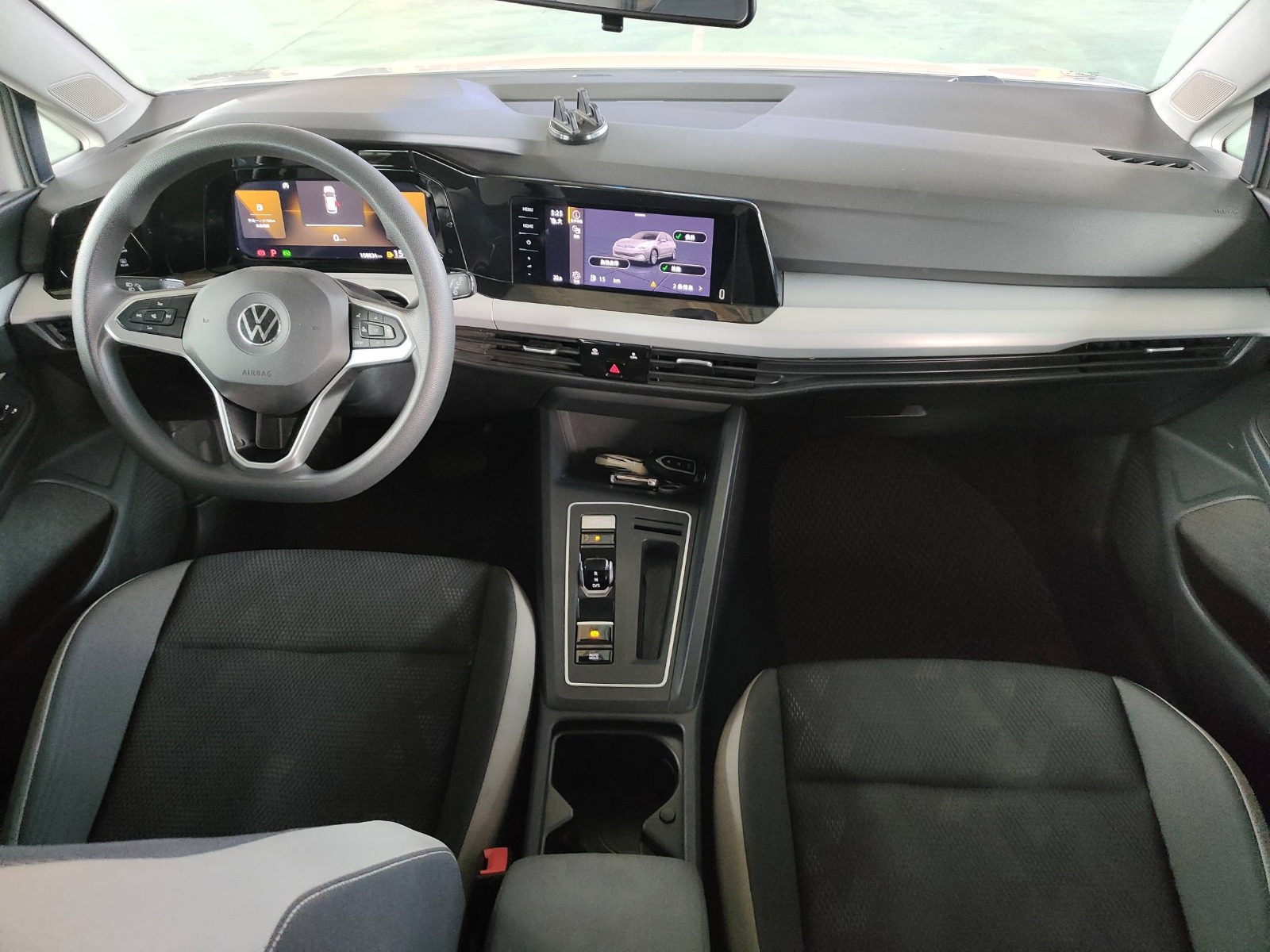 2023 Volkswagen Golf — photo 2