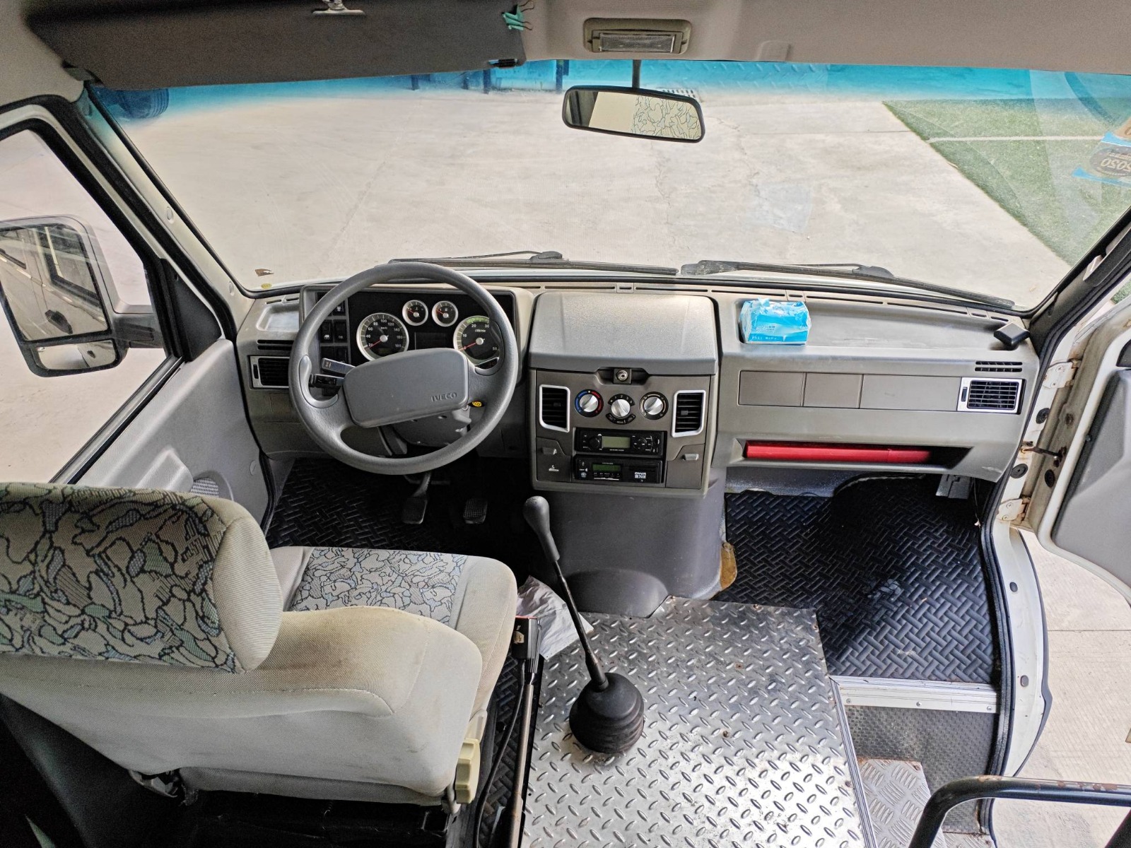 2012 Iveco Daily Minibus 2.8T Diesel — photo 4