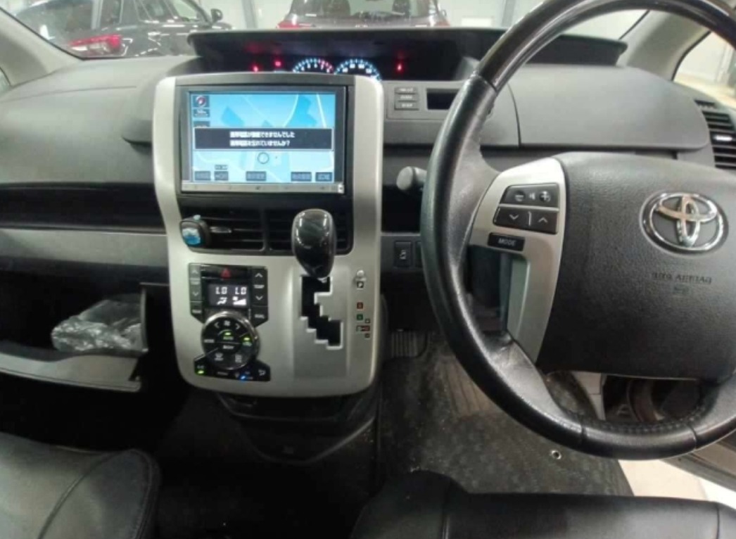 2013 Toyota Noah X Gｴﾃﾞｨｼｮﾝ — photo 4