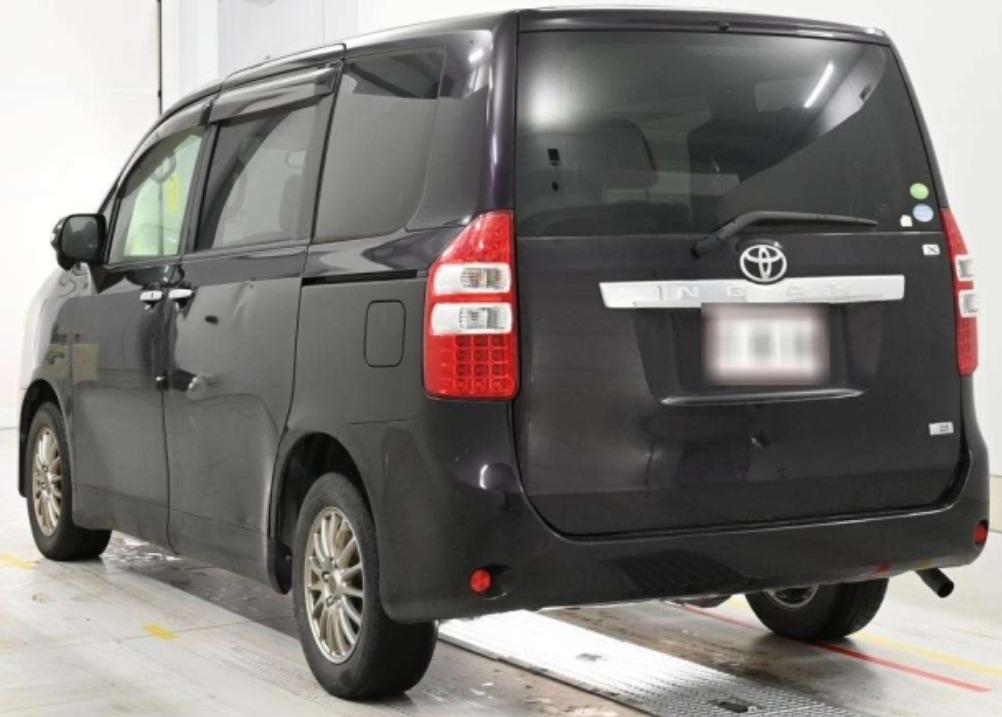 2013 Toyota Noah X Gｴﾃﾞｨｼｮﾝ — photo 9