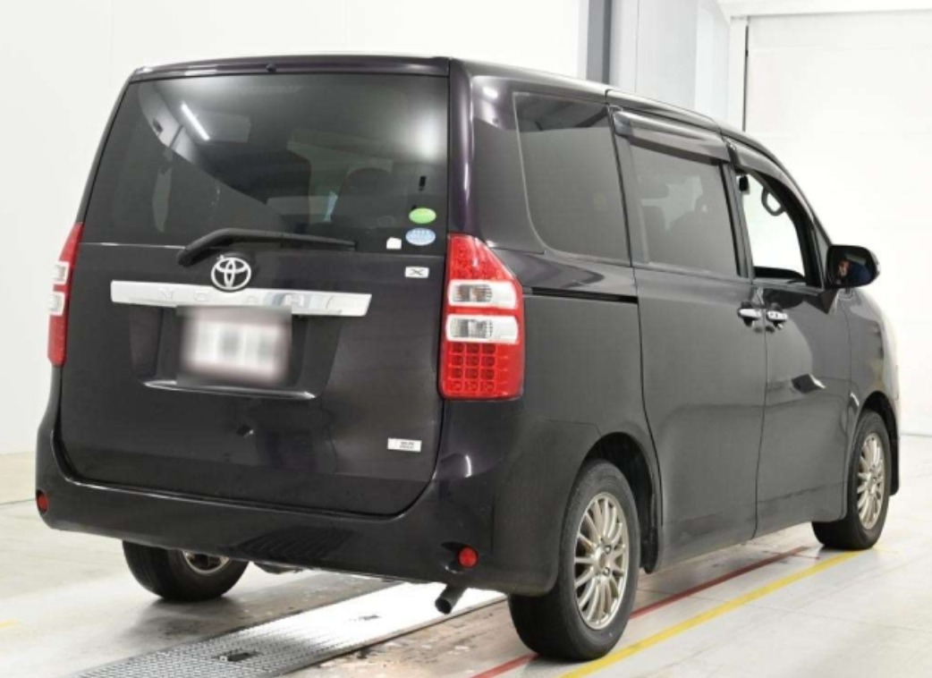 2013 Toyota Noah X Gｴﾃﾞｨｼｮﾝ — photo 13