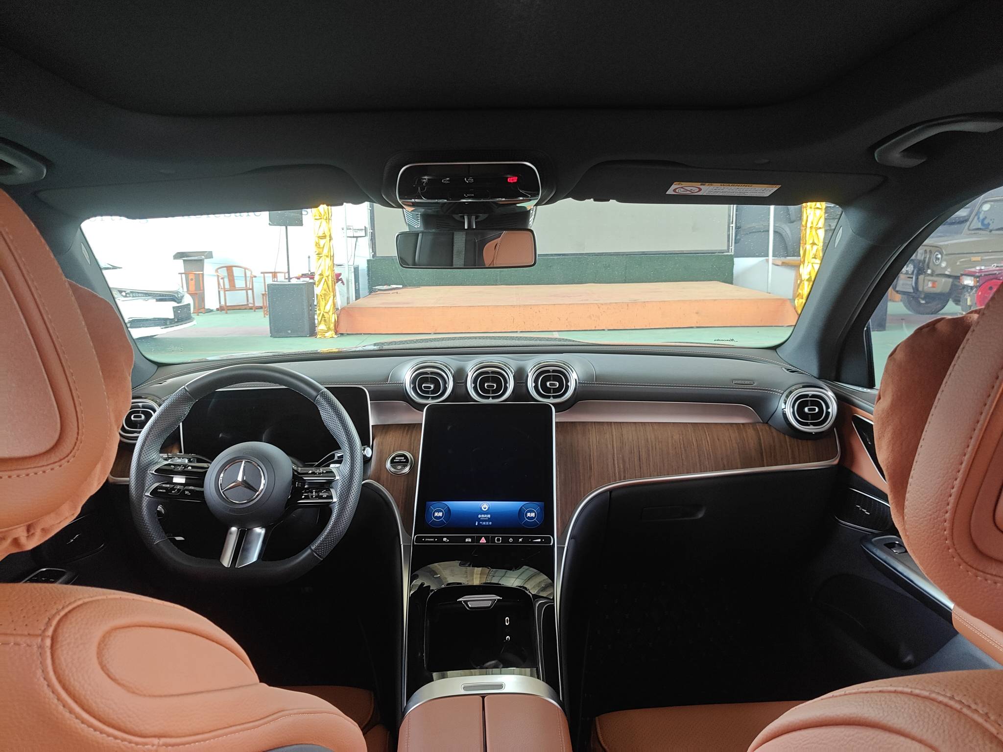 2024 Mercedes-Benz GLC 4MATIC Luxury Edition — photo 2