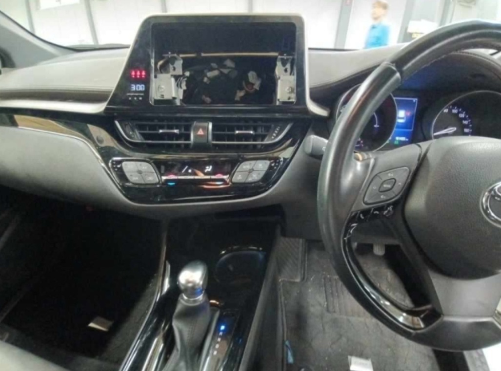2018 Toyota C-HR G DAA-ZYX10 — photo 2