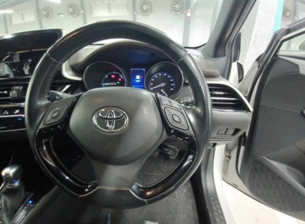 2018 Toyota C-HR G DAA-ZYX10 — photo 5