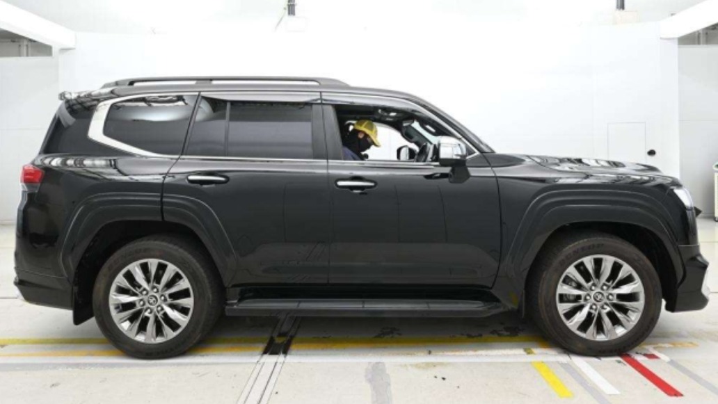 2023 Toyota Land Cruiser Wagon ZX 4WD — photo 12