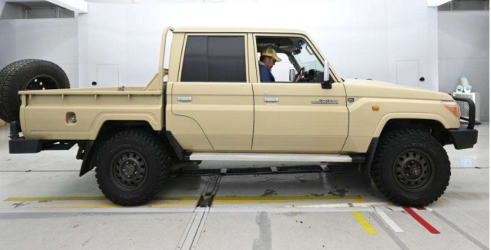 2015 TOYOTA LAND CRUISER PICKUP — photo 4