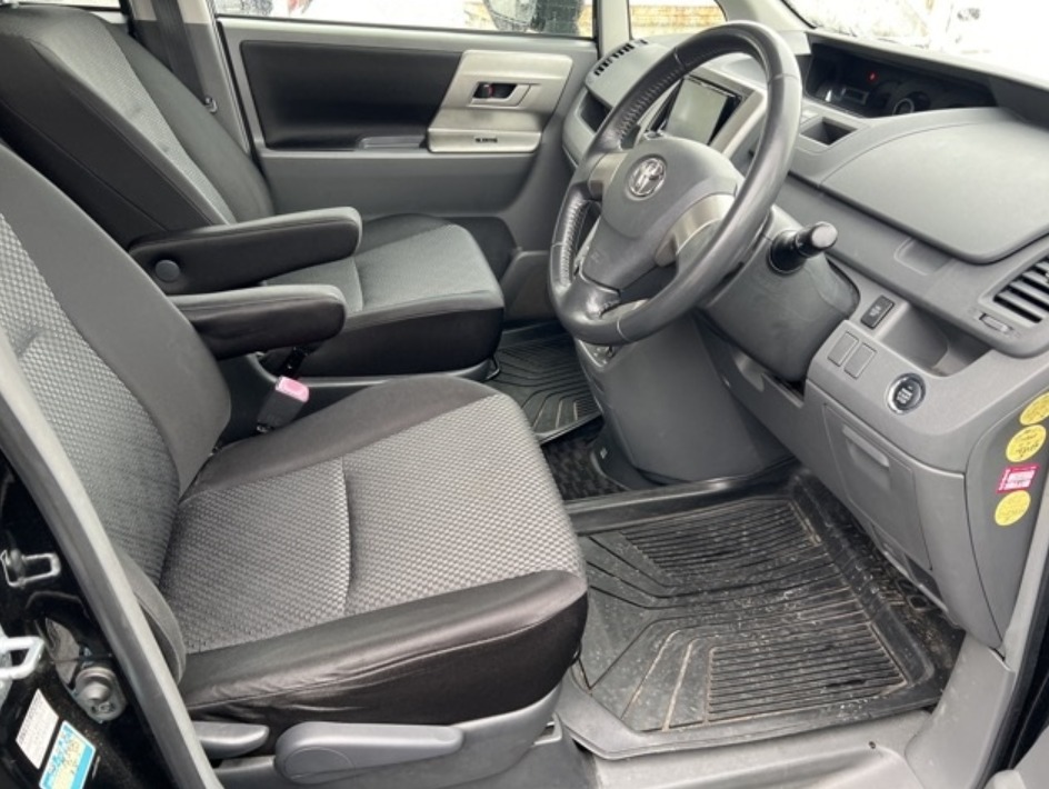 2007 TOYOTA NOAH 2.0L ZRR70W — photo 7