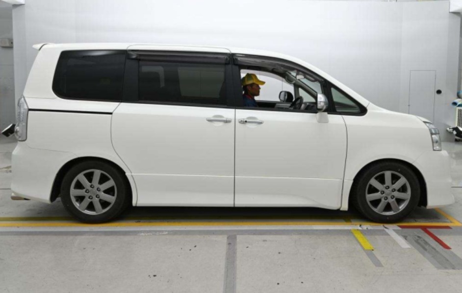 2009 TOYOTA VOXY ZS KIRAMEKI II — photo 10